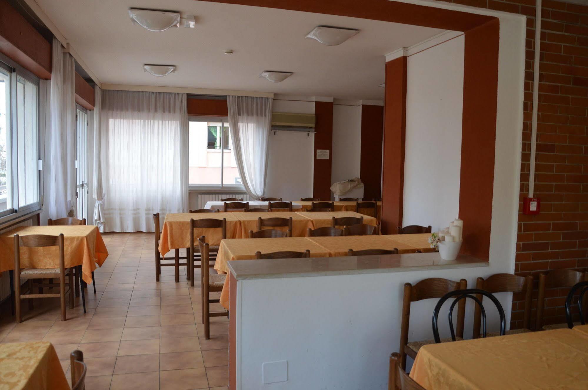 Hotel Caesar 페자로 외부 사진